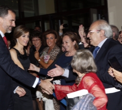 Sus Majestades los Reyes finalizado el concierto saludan a los asistentes